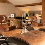 The Coach House אורחן