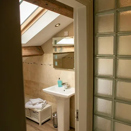 The Coach House 2*
