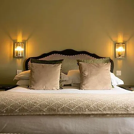 The Coach House 2*